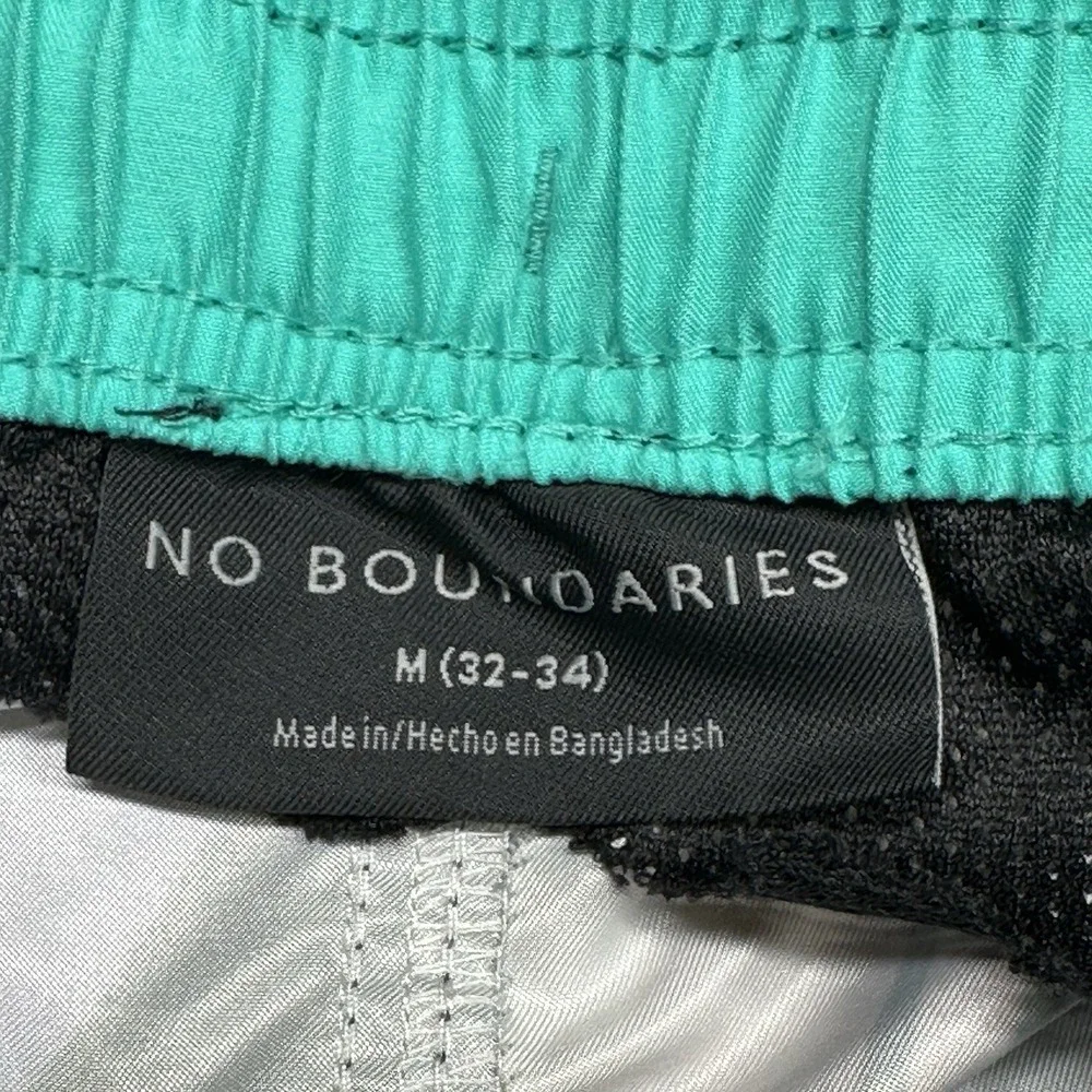 No Boundaries Mens Medium (32-34) 7